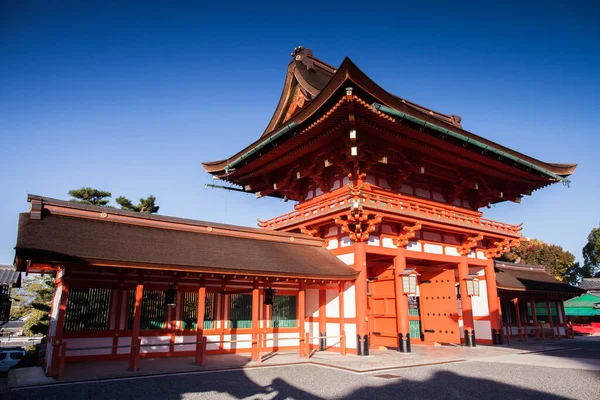 京都日本にある日本の赤い寺院 — ストック写真