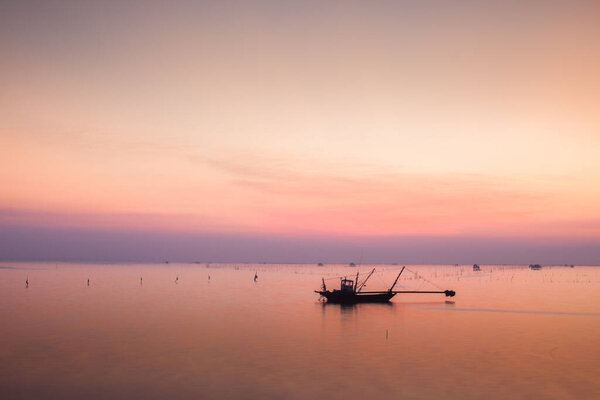 Лодки плавают под красочным небом на закате времени, расположенного в провинции Чонбури к востоку от Таиланда

