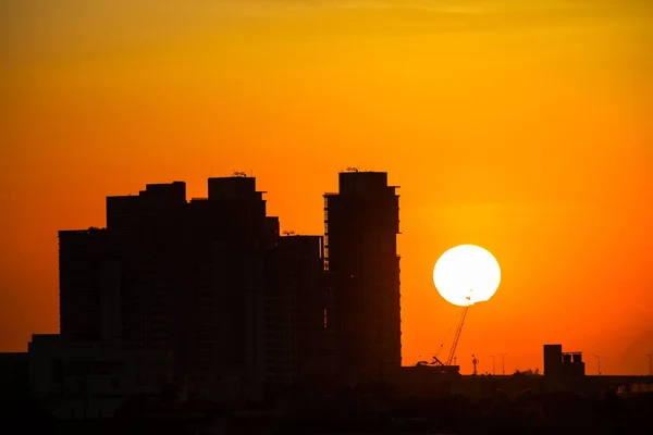 Stadslandschap Van Zonsondergang Boven Gebouwen Van Onder Kleurrijke Hemel Bij — Stockfoto