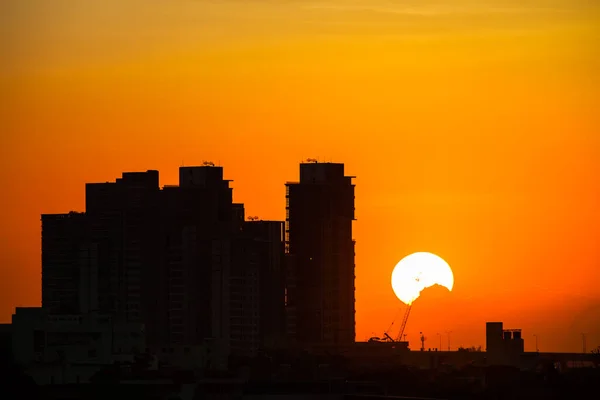 Kota Lanskap Matahari Terbenam Atas Bangunan Bawah Langit Berwarna Warni — Stok Foto