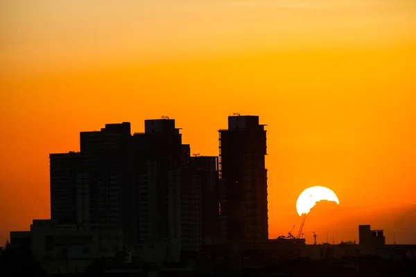 Kota Lanskap Matahari Terbenam Atas Bangunan Bawah Langit Berwarna Warni — Stok Foto