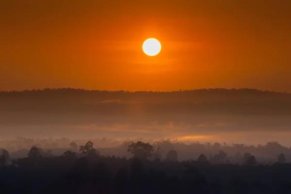 Farbenfroher Sonnenaufgang Über Dem Berg Bewölkten Winterstandort Der Provinz Loei — Stockfoto