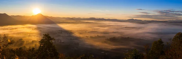 Farbenfroher Sonnenaufgang Über Dem Berg Bewölkten Winterstandort Der Provinz Loei — Stockfoto