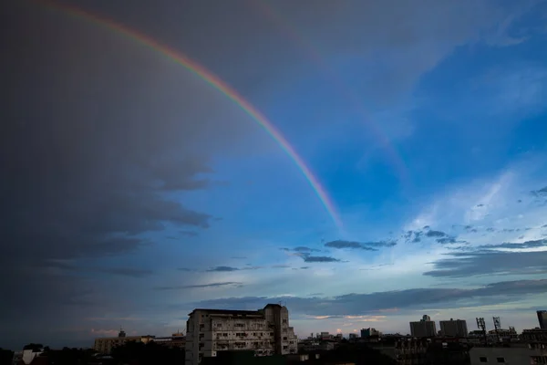 Tvilling Regnbågar Visas Blå Himmel Regnig Dag — Stockfoto