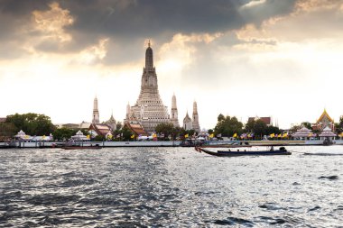 Bulutlu gün batımında Bangkok 
