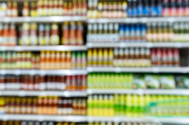 Süpermarkette tüketici ürünleri satan rafların bulanık görüntüsü