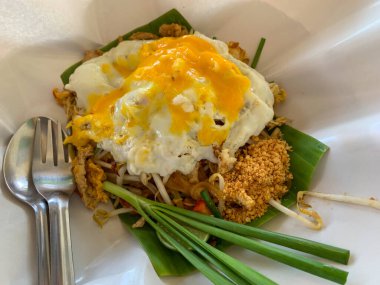 Tayland eriştesi, beyaz tabakta sebzeli Pad Thai. 
