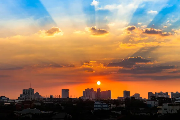 Stadsbild Byggnader Solnedgången Med Färgglada Molnig Himmel Som Ligger Centrum — Stockfoto
