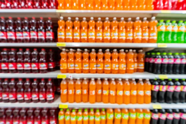 Süpermarkette tüketici ürünleri satan rafların bulanık görüntüsü