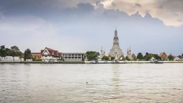 Časová Kola Pagody Wat Arun Chrám Odrážející Slunce Vodě Bangkoku — Stock video