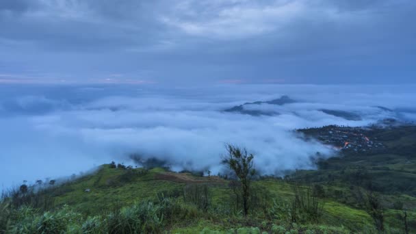 Cabaña Madera Está Flotando Presa Bajo Cielo Nublado Montaña Día — Vídeo de stock