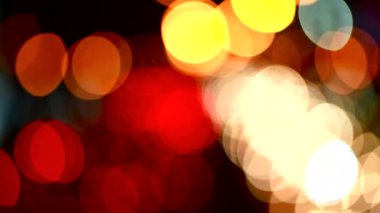 Bulanık hareket gece vakti trafiğin renkli ışığı