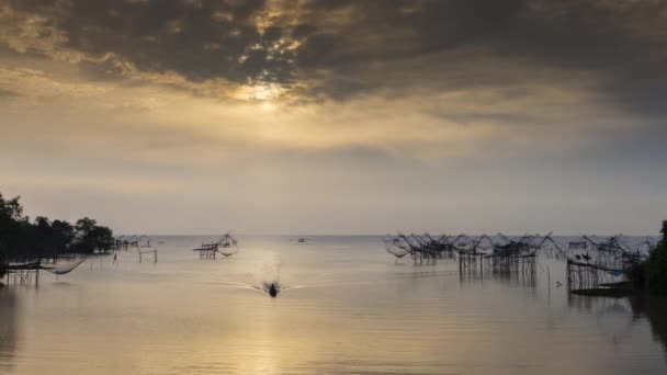 黄金の波面に養殖場や長いボートは タイの南に曇った空の位置の下で太陽の上昇に反映されています — ストック動画