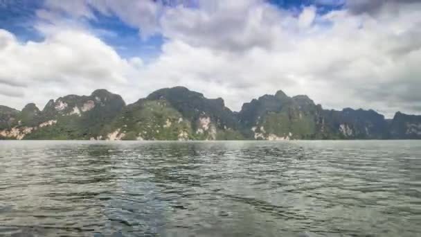 Agua Presa Junto Montaña Bajo Cielo Nublado Ubicación Oeste Tailandia — Vídeos de Stock