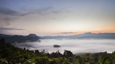 Tayland 'da kış mevsiminin gündoğumunda dağın tepesindeki bulutlu manzaranın zaman turları 