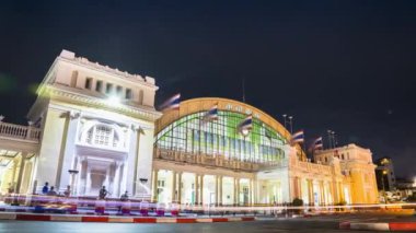 Gece turları ve şehir trafiği Bangkok 'un iş alanındaki modern binalar bulutlu fırtına altında gökyüzü yağmuru altında