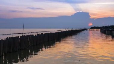 Gün batımında, Tayland 'ın güneyindeki renkli gökyüzü altında kumsalın hızlanması.