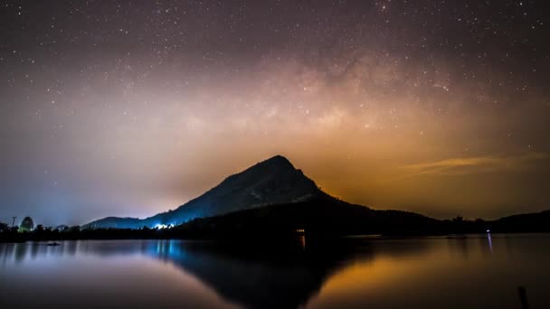 Dağların Üzerindeki Açık Gökyüzünün Zaman Turları Gece Vakti Barajdaki Suyu — Stok video