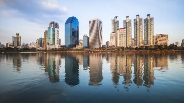 Moderní Budova Obchodní Oblasti Bangkoku Thailand Pod Zataženou Oblohou Odráží — Stock video