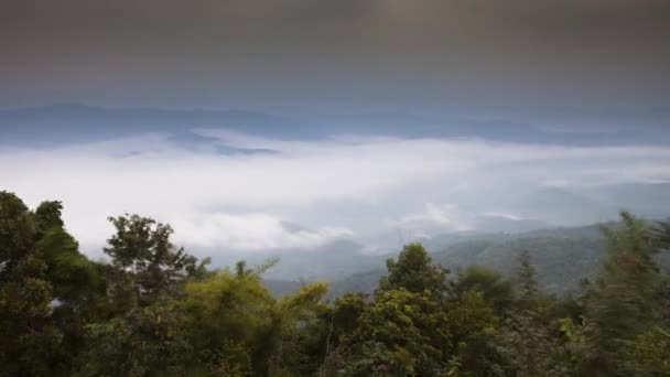 Pemandangan Berkabut Berawan Atas Gunung Pada Waktu Matahari Terbit Pada — Stok Video