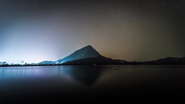 Les Tours Temps Voie Lactée Ciel Clair Dessus Montagne Réfléchissent — Video