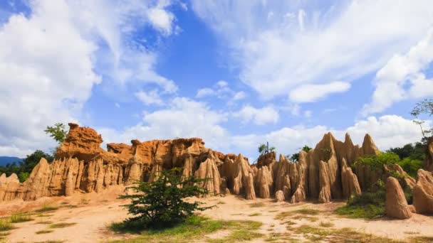 Tayland Kuzeyindeki Nan Bölgesinde Bulutlu Gökyüzünün Altındaki Toprak Dağı — Stok video