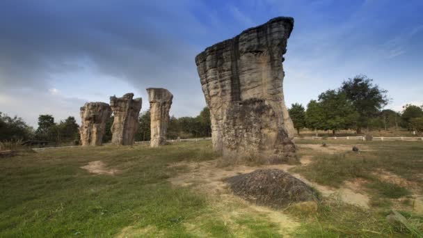 Tayland Açık Mavi Gökyüzünün Altında Bir Stonehenge Hin Khao Phu — Stok video