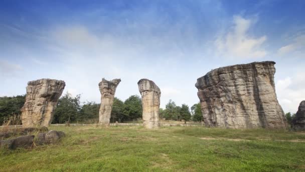 Stonehenge Tajlandii Pod Czystym Błękitnym Niebem Przed Zielonym Miejscem Trawy — Wideo stockowe