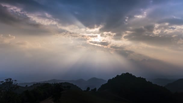 夏の澄んだ青空に白い雲の動き — ストック動画