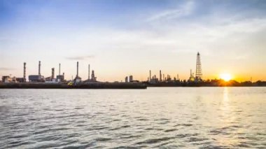 Deniz taşımacılığı büyük tekneye yüklenen büyük bir konteynır ayarlandı.