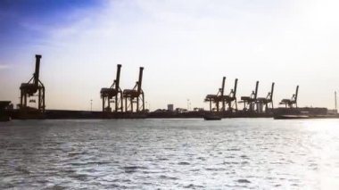 Deniz taşımacılığının nakliyesi düzenlenmiş konteyner yüklemesi altında