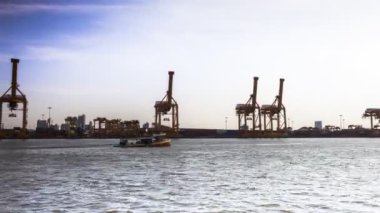 Deniz taşımacılığının nakliyesi düzenlenmiş konteyner yüklemesi altında