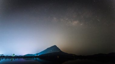 Gece manzarası samanyolu ve barajdaki suya yıldız yansıması