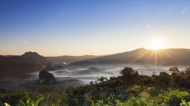 Tayland 'da kış mevsiminin gündoğumunda dağın tepesindeki bulutlu manzaranın zaman turları 