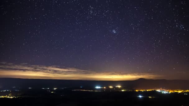 Stjärnor Natten Klar Himmel Ovanför Berget Ligger Nordost Thailand — Stockvideo