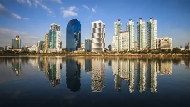 Moderne Gebäude Geschäftsviertel Von Bangkok Thailand Unter Wolkenverhangenem Himmel Spiegeln — Stockvideo