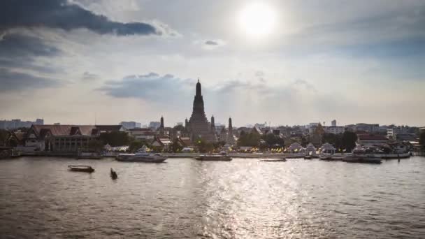 位于泰国曼谷的 Wat Arun 塔的时间片断 它反射着在水面上的太阳 — 图库视频影像