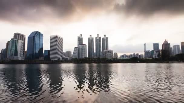 Edifício Moderno Área Negócios Bangkok Tailândia Sob Céu Nublado Estão — Vídeo de Stock