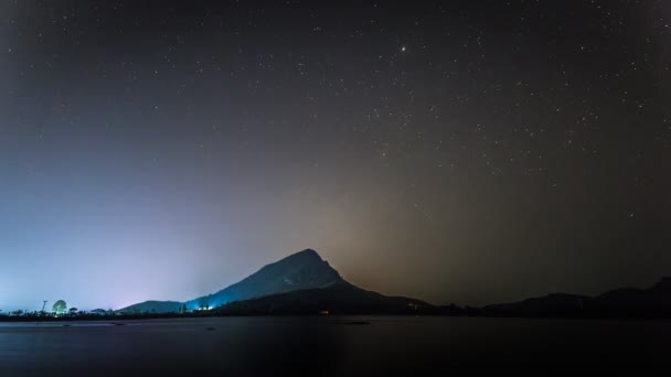 Nacht Landschaft Ansicht Milchstraße Und Sternenreflexion Auf Dem Wasser Damm — Stockvideo