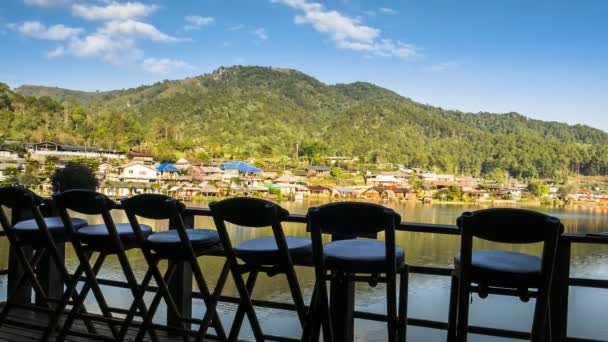 Escena Paisaje Vista Del Pueblo Montaña Reflexión Sobre Agua Con — Vídeos de Stock