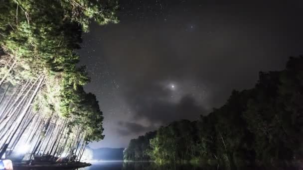 Nocny Widok Krajobraz Droga Mleczna Refleksji Gwiazdy Wodzie Tamy — Wideo stockowe