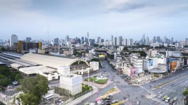 Bangkok 'un iş alanındaki modern binalarla gece turları ve trafik