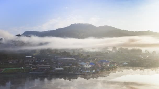 泰国北部多云天空下山体反光山村景观图 — 图库视频影像