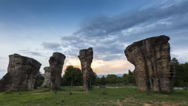 Stonehenge Thailand Klarblå Himmel Framför Grönt Gräs Läge Vid Hin — Stockvideo