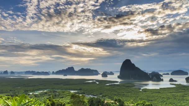 日出日落 天空五彩斑斓 位于泰国南部的山上和海上 — 图库视频影像