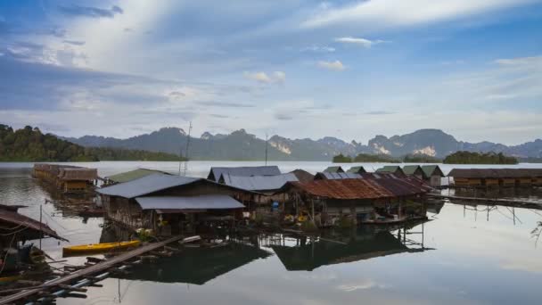 Bergzicht Onder Bewolkte Hemel Reflectie Dam — Stockvideo