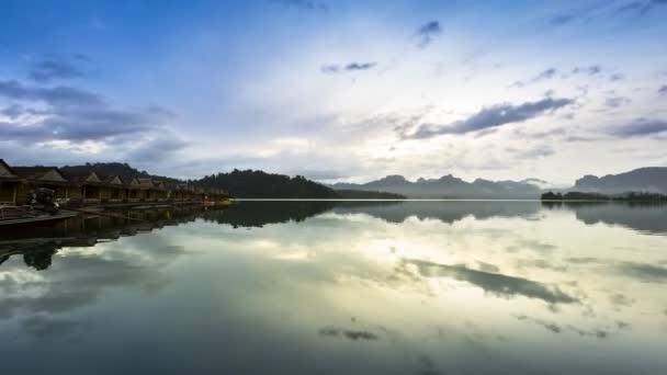 Vista Montaña Bajo Reflejo Del Cielo Nublado Presa — Vídeos de Stock