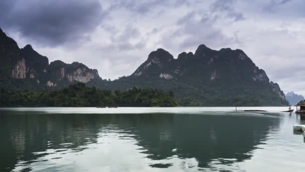 Vista Montaña Bajo Reflejo Del Cielo Nublado Presa — Vídeos de Stock