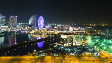 Gece vakti Yokohama Japonya şehir manzarasını gezer.