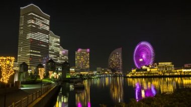 Gece vakti Yokohama Japonya şehir manzarasını gezer.